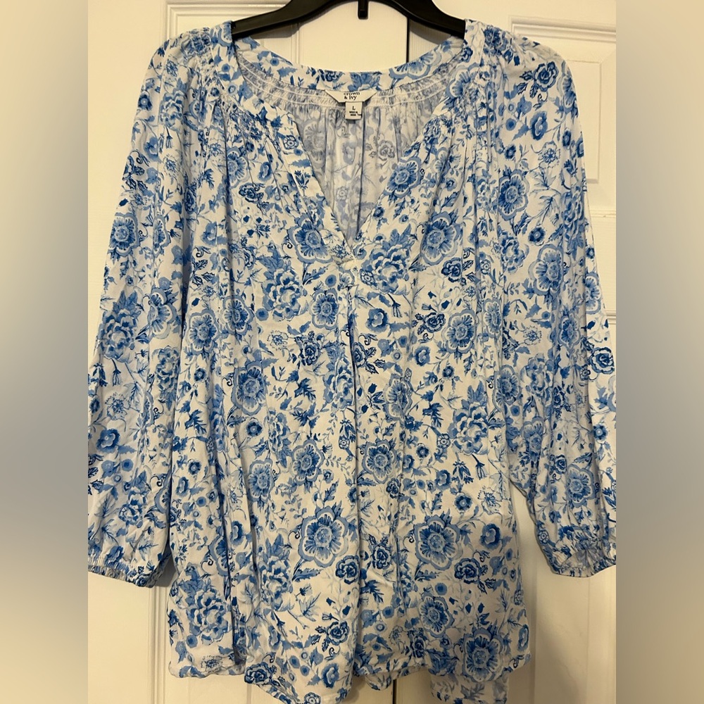 Crown & Ivy peasant top